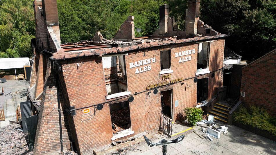 Nach Brand im Pub "The Crooked House" in Grossbritannien