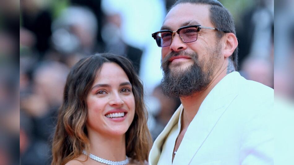 Jason Momoa feierte heute seinen Geburtstag. Freundin Adria Arjona beglückwünschte online.
