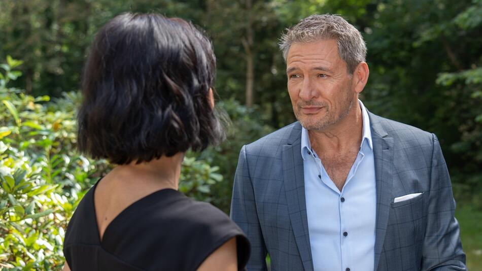 "Sturm der Liebe": Christoph flirtet mit Sophia, hält sie aber gleichzeitig auf Abstand.