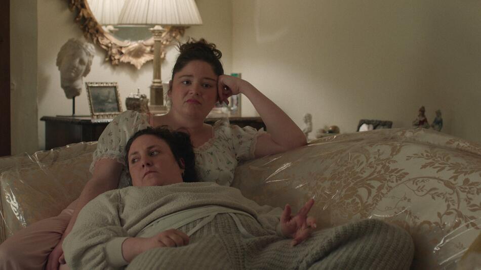 Lena Dunham (u.) in "Too Much" mit Hauptdarstellerin Megan Stalter.