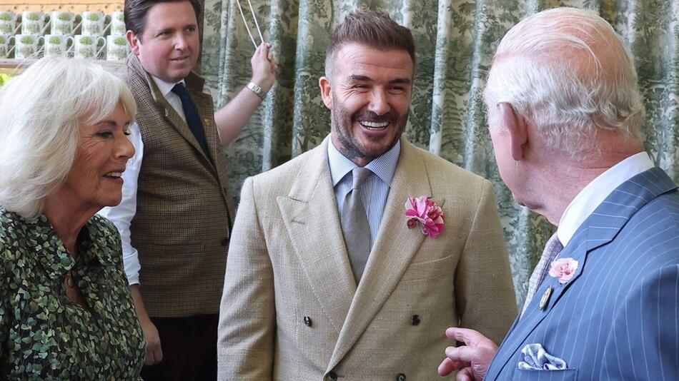 Gute Stimmung herrschte beim Treffen von Königin Camilla, David Beckham (M.) und König Charles.