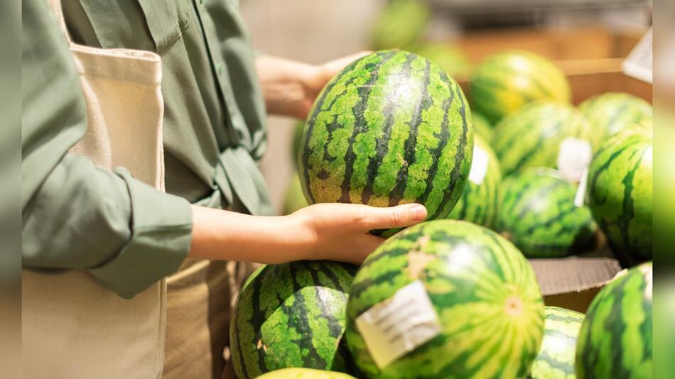 Eine reife Wassermelone zu erkennen, kann ein kleines Kunststück sein.