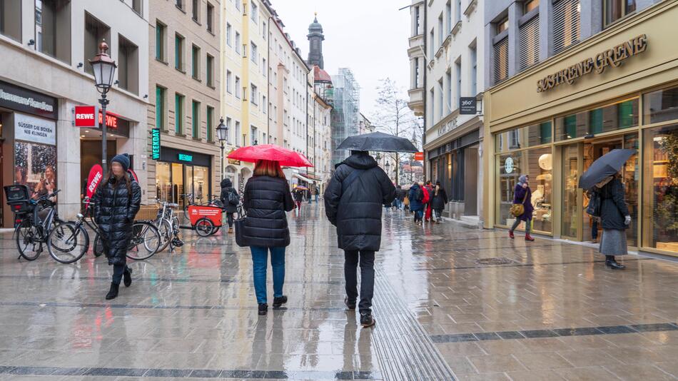 Personen mit Regenschirmen in München