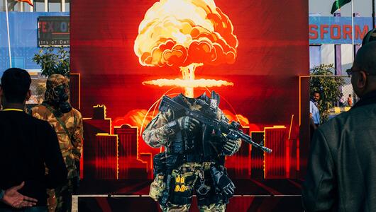 Ein Besucherstand auf der Waffenmesse DEFEXPO 2020 in Lucknow, Indien