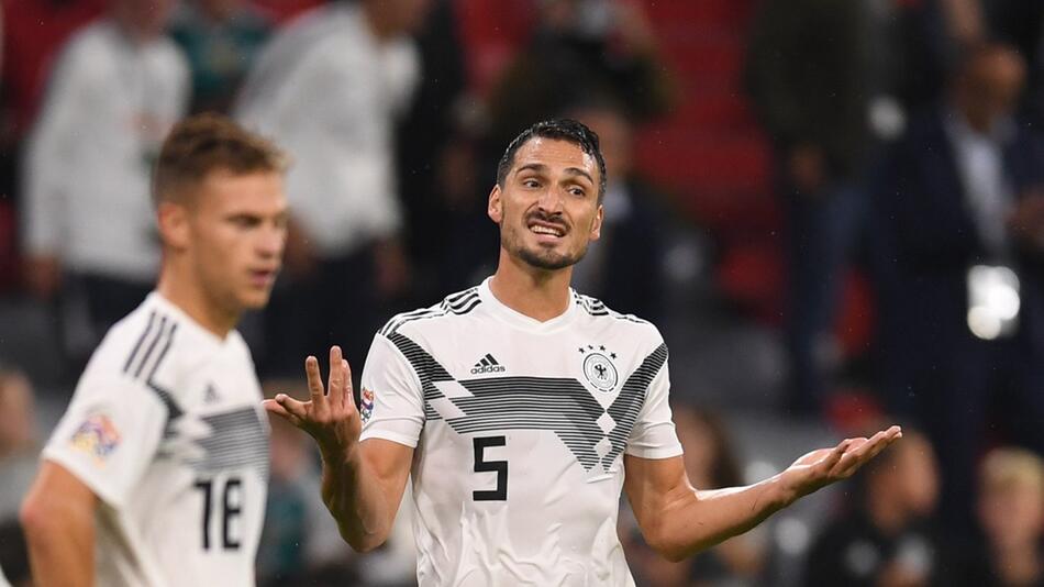 Joshua Kimmich (l) von Deutschland Mats Hummels