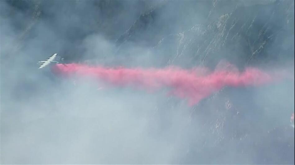 Löschflugzeuge im Einsatz: Feuer kämpft gegen Canyon Fire in Kalifornien