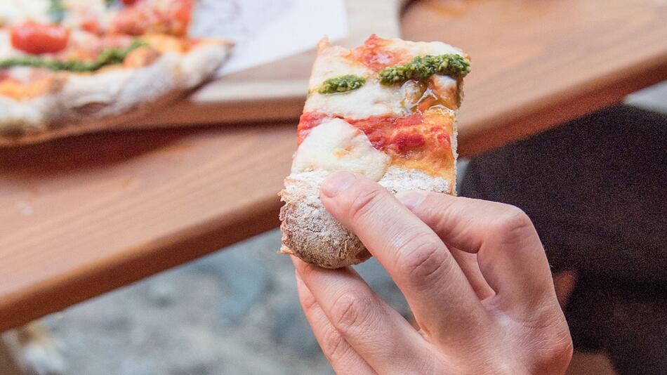 Person isst eine Pizza