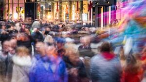 Passanten gehen vor Heiligabend über eine Einkaufsmeile