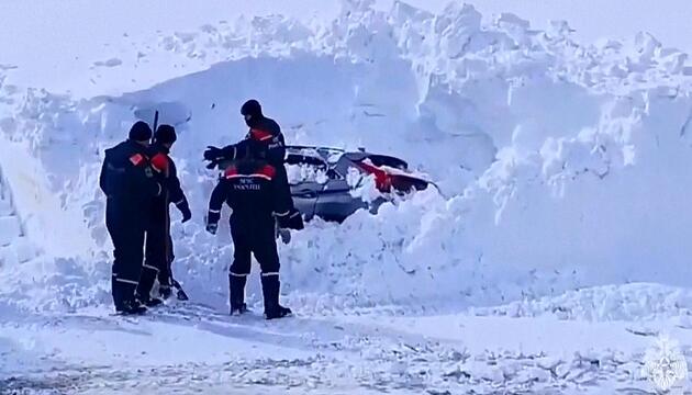 Autos unter Schnee begraben: Schneesturm legt russischen Fernen Osten lahm