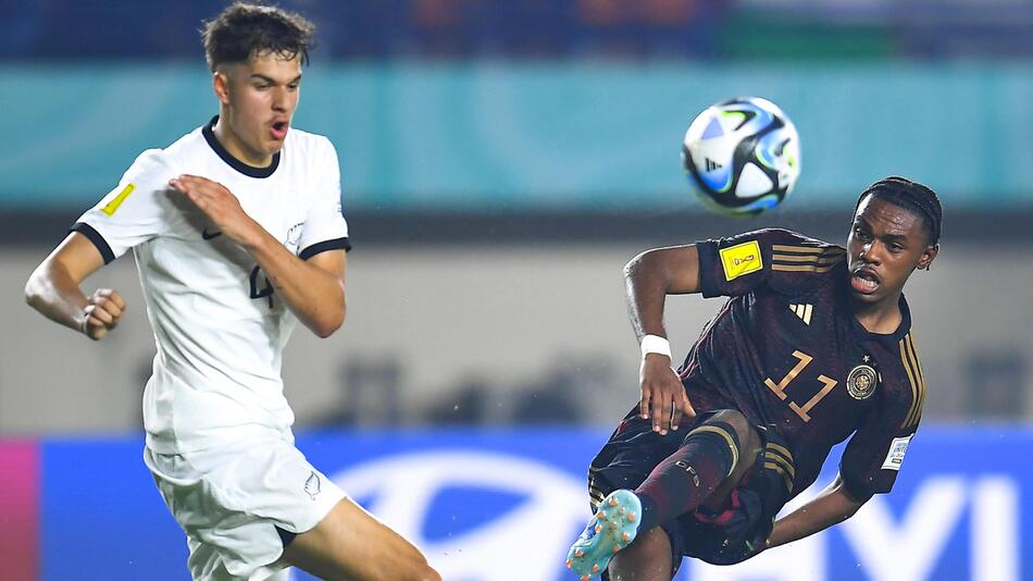 U17-Nationalspieler Charles Herrmann im Duell mit einem Neuseeländer