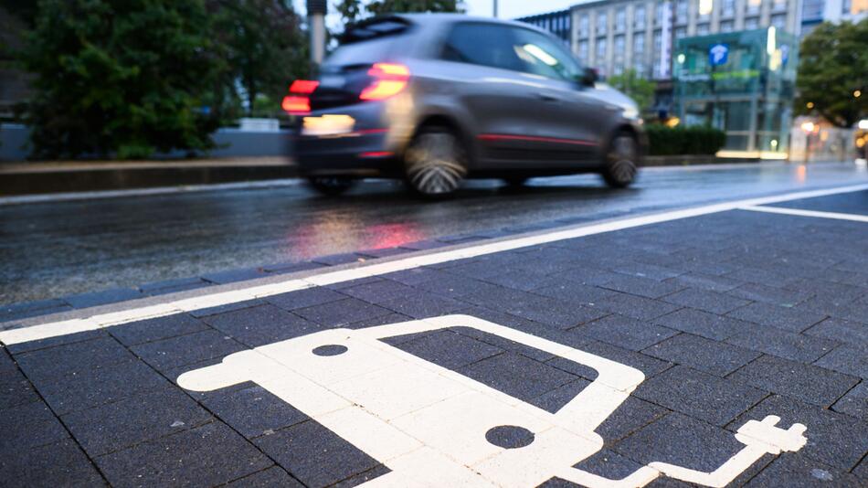 Parkplatz mit Ladestation