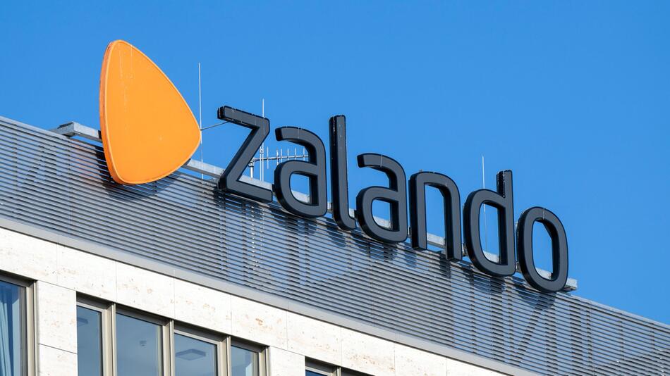 Das Logo des Online-Internethändlers Zalando auf einem Firmengebäude.