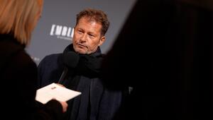 Til Schweiger friert sich durch Londoner Premiere von „Desperate Journey”