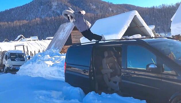 Kopfüber in die Kälte: Sprung vom Autodach geht schief