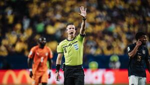 Schiedsrichter zählt runter, Cote d'Ivoire vs. Ecuador