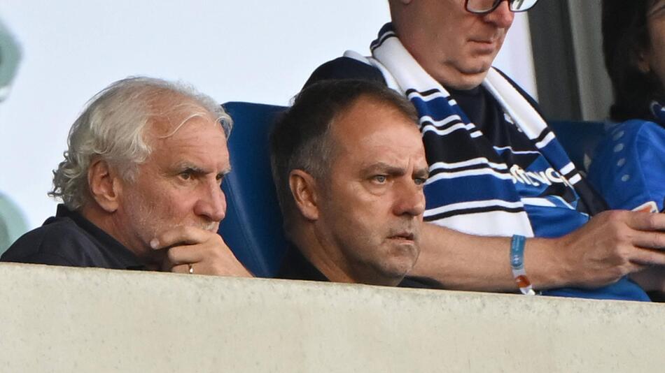 DFB-Sportdirektor Rudi Völler und Bundestrainer Hansi Flick besuchen ein Fussballspiel.