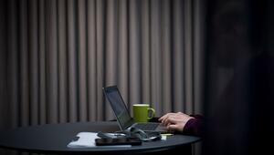 Mann arbeitet am Laptop