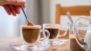 Eine Frau rührt einen Kaffee um