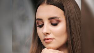 Bei den Halo Eyes wird ein Glitzerton mittig auf dem Lid platziert.