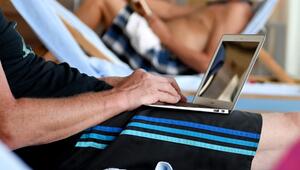 Ein Urlauber am Laptop