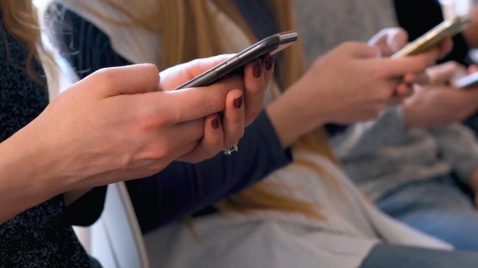 Frau mit Smartphone in der Hand