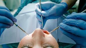 Eine Frau bei einer Zahnbehandlung