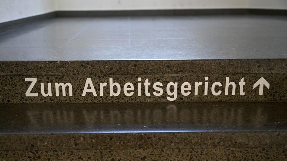 Schriftzug "Zum Arbeitsgericht" auf einer Treppenstufe