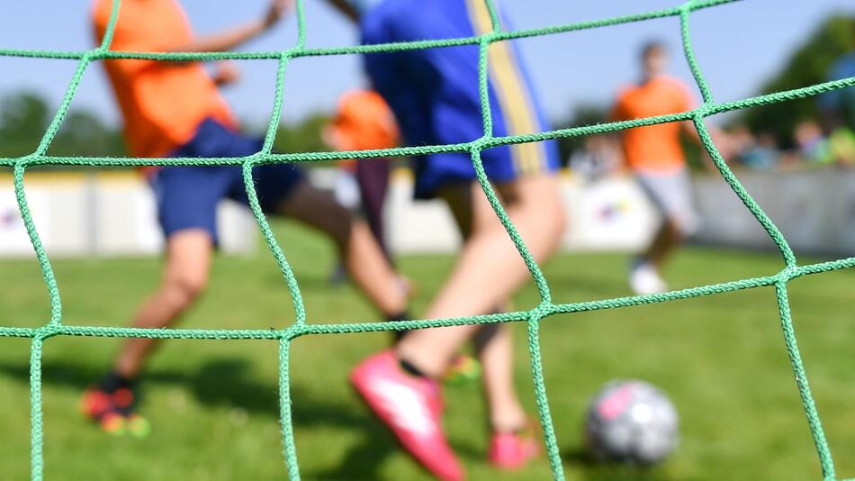 Kinder spielen Fussball