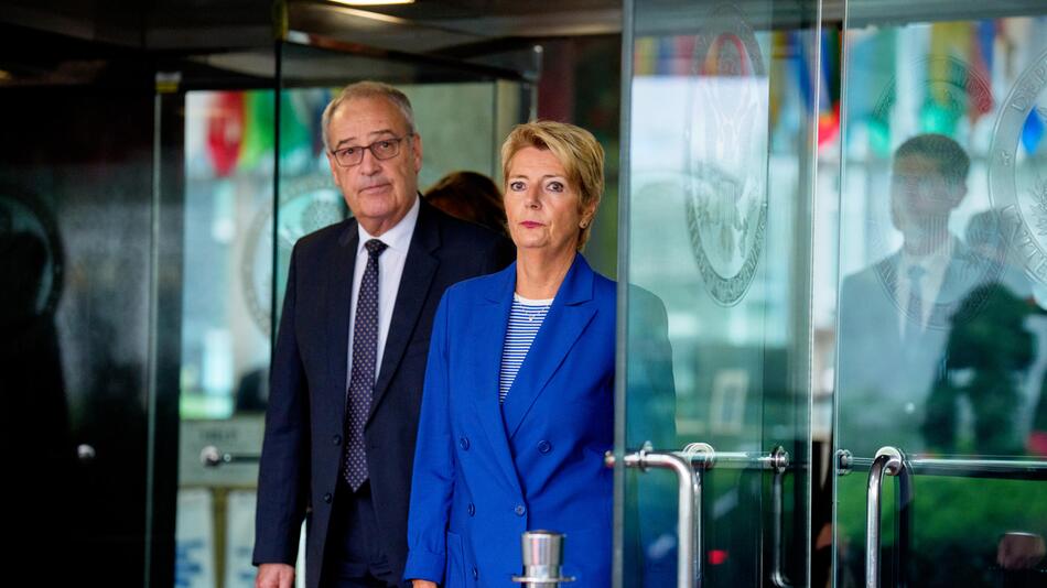 Karin Keller-Sutter (r.) und Guy Parmelin beim Verlassen des US-Aussenministeriums am 6. August 2025