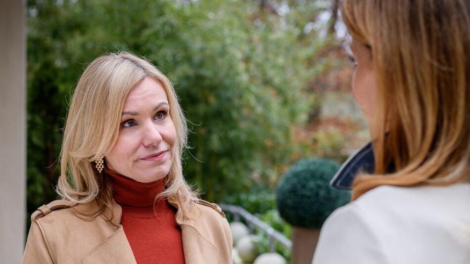 "Sturm der Liebe": Katja (l.) geht bewusst auf Distanz zu Markus.