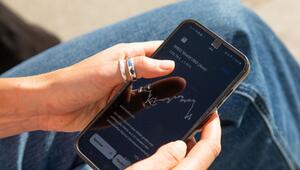 Eine Frau sieht sich einen ETF-Kurs auf einem Handy an