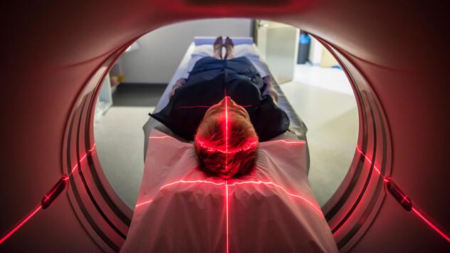 Patienten im Krankenhaus liegt in einem CT/MRT