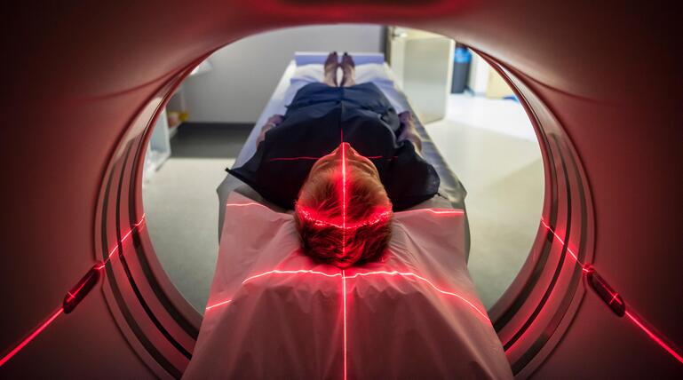 Patienten im Krankenhaus liegt in einem CT/MRT