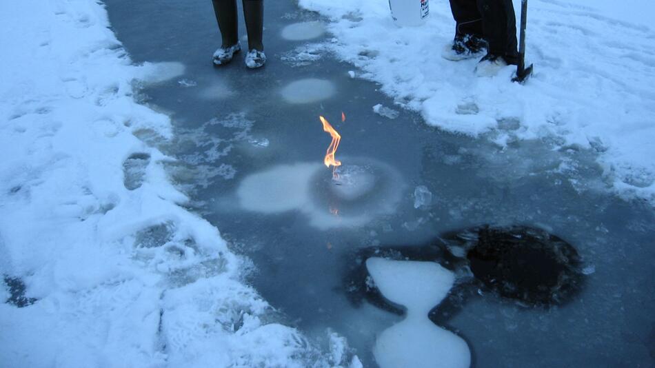 Von Methan aus tauendem Permafrost genährte Flamme