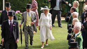 Mit Zylinder, Frack, Krawatte und Weste: König Charles beim Royal Ascot, hier begleitet von ...