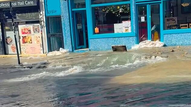 Land unter in Kentish Town: Wasserrohrbruch überflutet Strasse in London