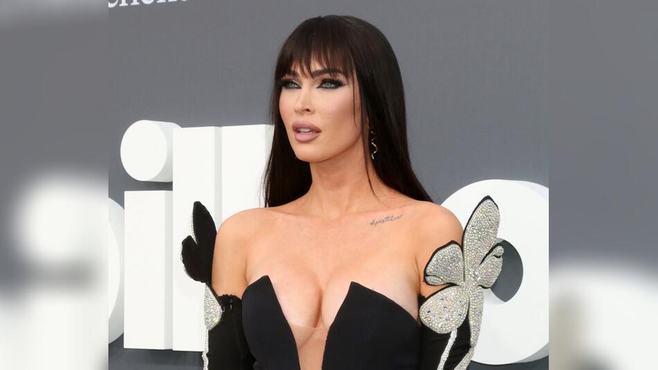 Megan Fox steht auf freizügige Outfits.