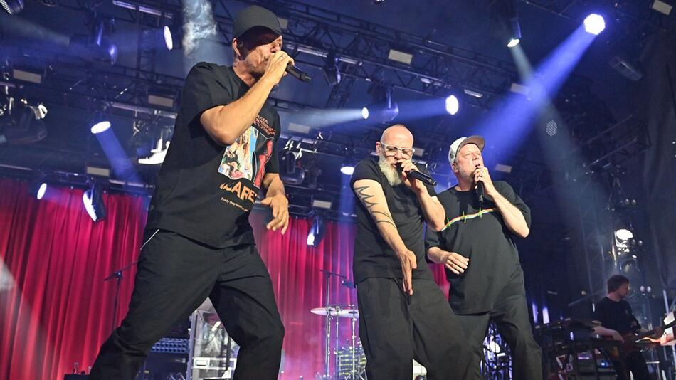 Michi Beck, Thomas D und Smudo von den Fantastischen Vier bei einem Auftritt 2023 in München ...