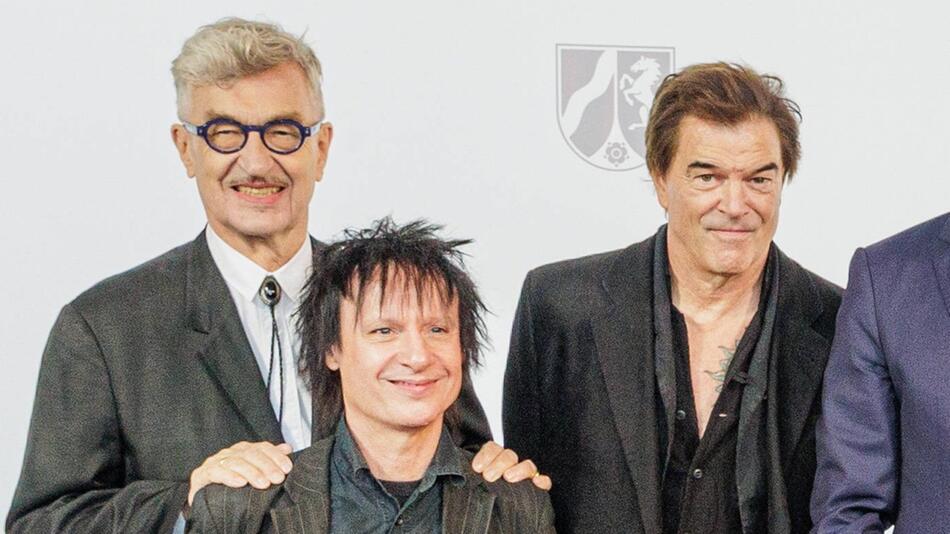 Regisseur Wim Wenders mit Campino (r.) und Ritchie (Vom) von den Toten Hosen bei einer ...