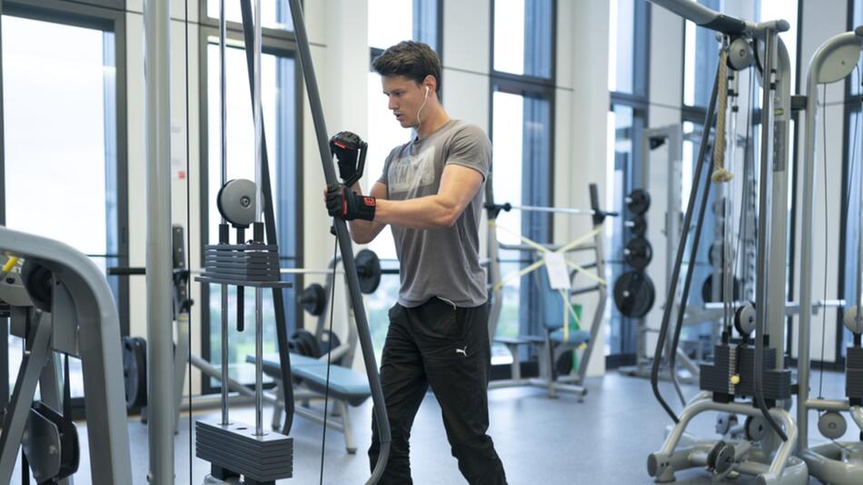 Mann in Fitnessstudio beim Trainieren