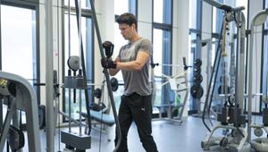 Mann in Fitnessstudio beim Trainieren