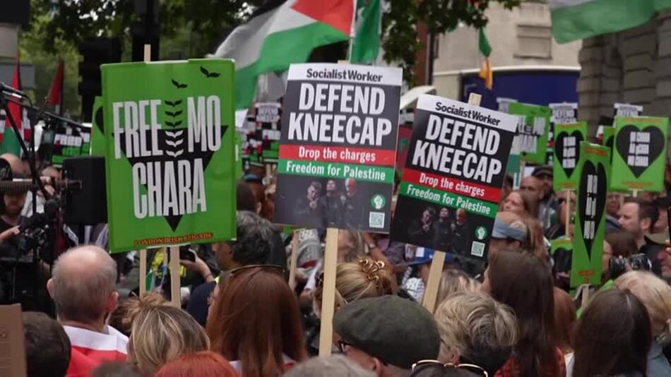 Rapper des Trios Kneecap vor Gericht in London von Fans gefeiert  