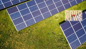 Mehrere Solarpaneele auf einer grünen Wiese aus der Vogelperspektive, mit dem Schriftzug „GOOD ...