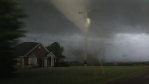 Trümmer fliegen durch die Luft: Tornado reisst Haus in Illinois in Stücke