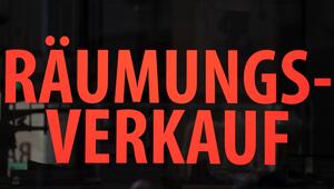 "Räumungsverkauf" steht an der Schaufensterscheibe