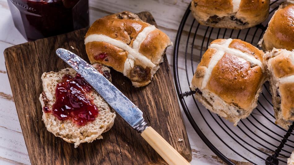 In Grossbritannien kommen an Ostern würzige Hot Cross Buns auf den Tisch.