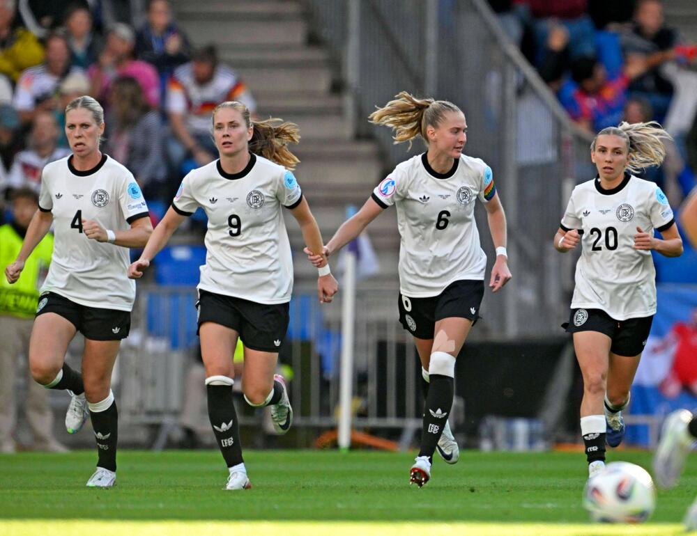 V.l.n.r.: Rebecca Knaak, Sjoeke Nüsken, Janina Minge und Elisa Senss beim EM-Spiel gegen Dänemark.
