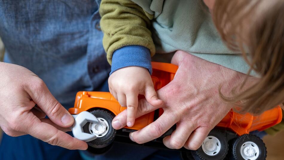 Ein Vater spielt mit seinem Sohn