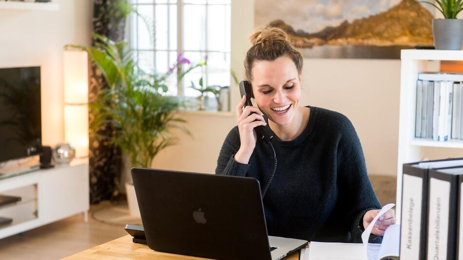 Eine Frau telefoniert im Homeoffice