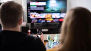 Paar sitzt vor einem Fernseher